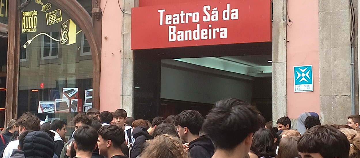 Alunos do 9ºano assistem à encenação do Auto da Barca do Inferno no Sá da Bandeira